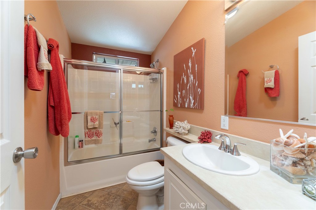 Full bathroom in hall - 10681 Oak Street 106, Los Alamitos CA 90720 - photo 22