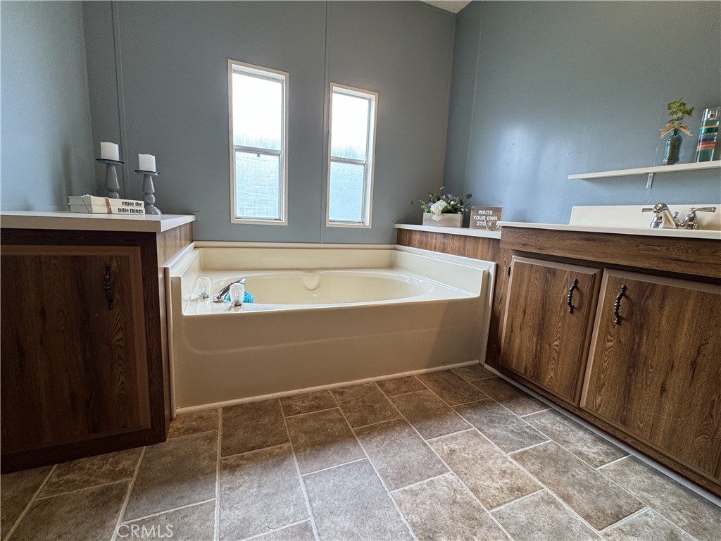 Master Bathroom Soaking Tub - 10681 Oak Street 58, Los Alamitos CA 90720 - photo 17