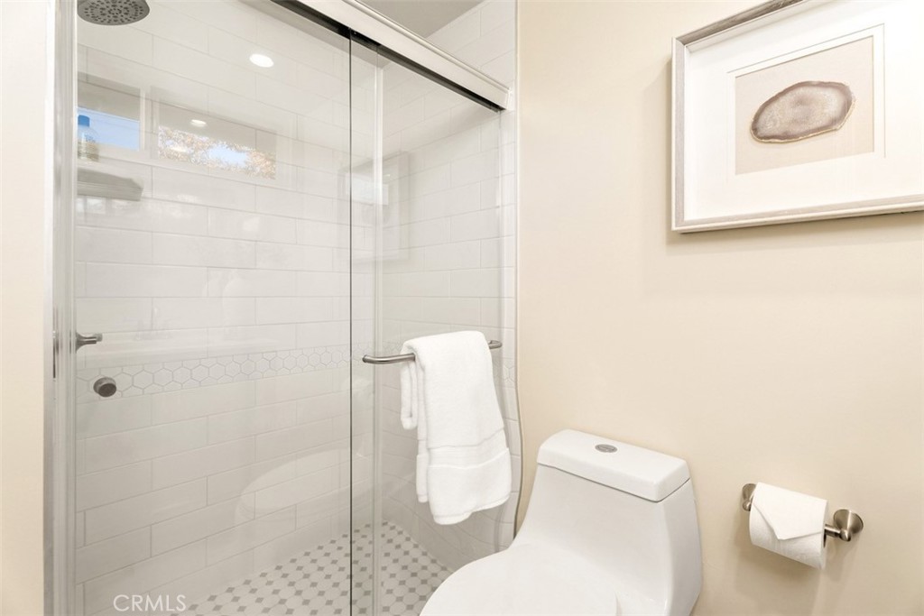 En-suite Primary bath: l bath. - 11772 Paseo Bonita, Los Alamitos CA 90720 - photo 24
