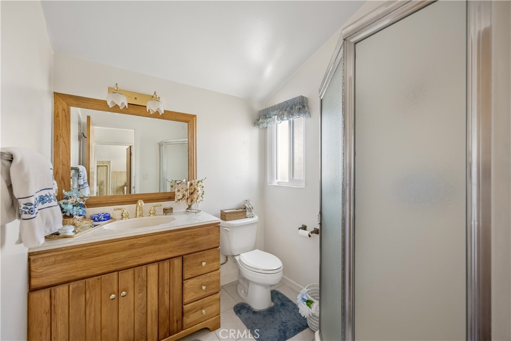 Shared upstairs bath - 11971 Pine, Los Alamitos CA 90720 - photo 18
