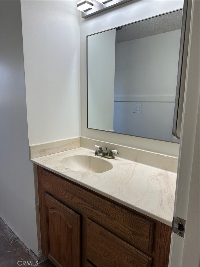 Hallway bath - 3252 Orangewood, Rossmoor CA 90720 - photo 32