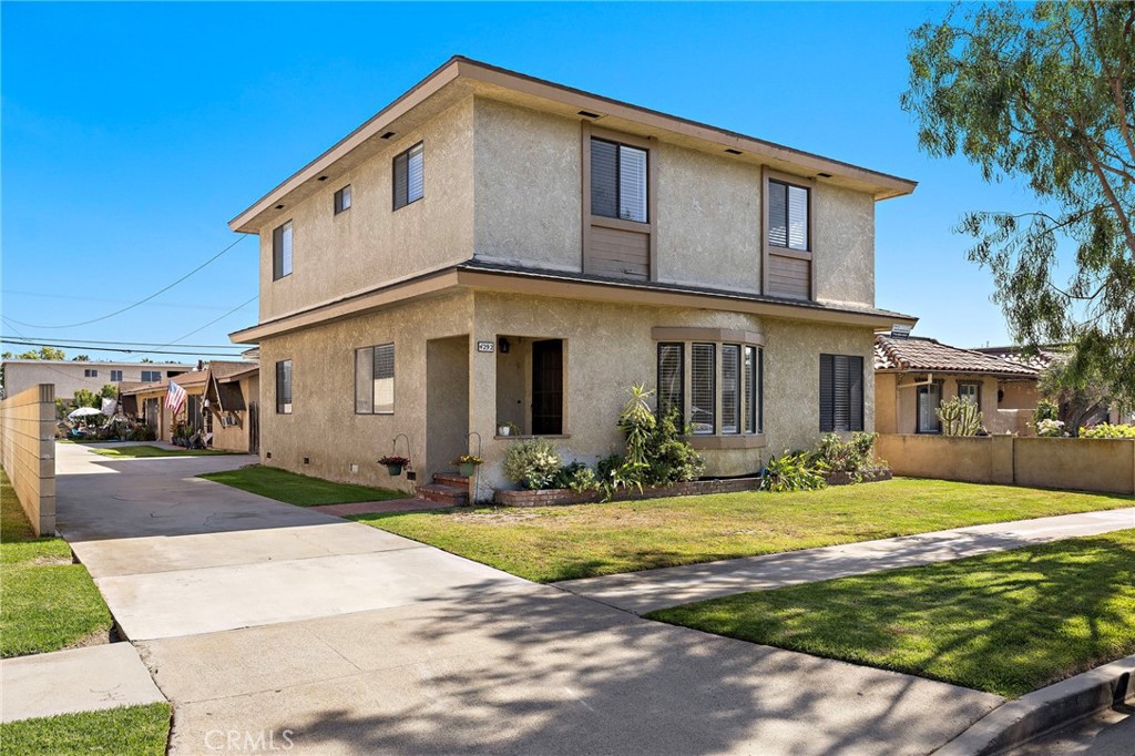 front house - 3 bed, 2 bath, 1,950 sqft. (primary on main level) - 4292 Howard Avenue, Los Alamitos CA 90720 - photo 1