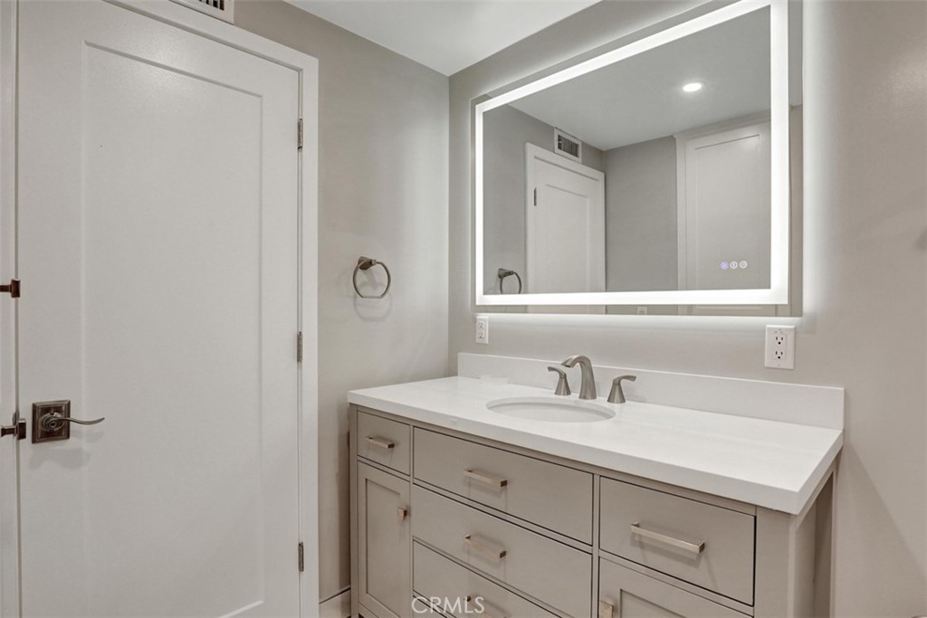 Guest Bath - 5021 Apollo Circle, Los Alamitos CA 90720 - photo 19