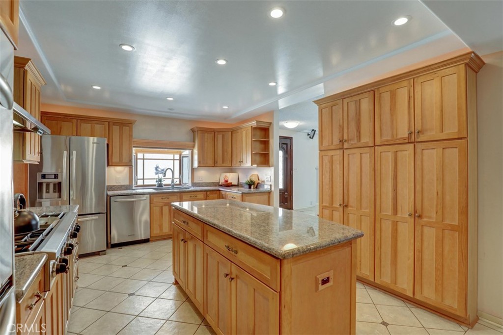 Kitchen - 5021 Apollo Circle, Los Alamitos CA 90720 - photo 27