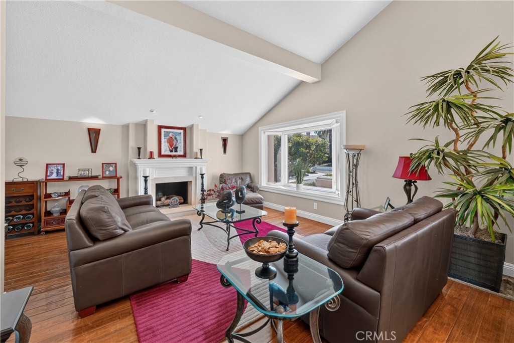 Vaulted ceilings and crown moulding throughout the house. - 22852 Buendia, Mission Viejo CA 92691 - photo 7
