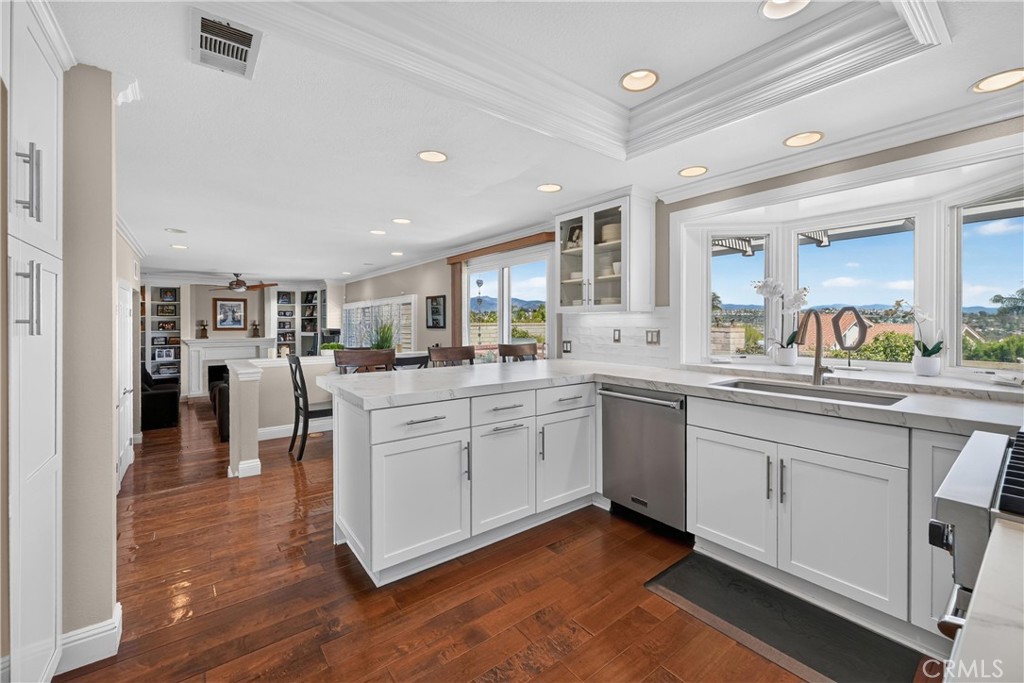 Beautifully remodeled kitchen features Viking Appliances. - 22852 Buendia, Mission Viejo CA 92691 - photo 13