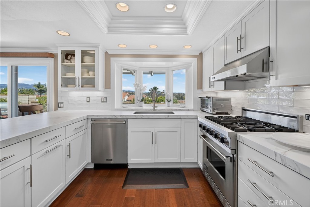 Very high-end appliances for making those special meals. - 22852 Buendia, Mission Viejo CA 92691 - photo 15