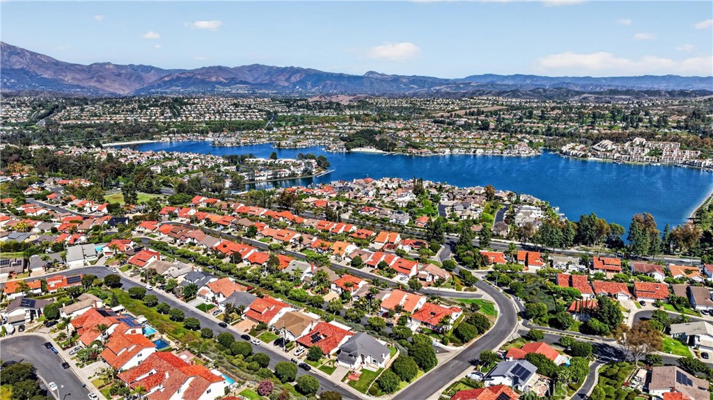 Only one neighbor on the left and backs to a greenbelt. - 22852 Buendia, Mission Viejo CA 92691 - photo 53