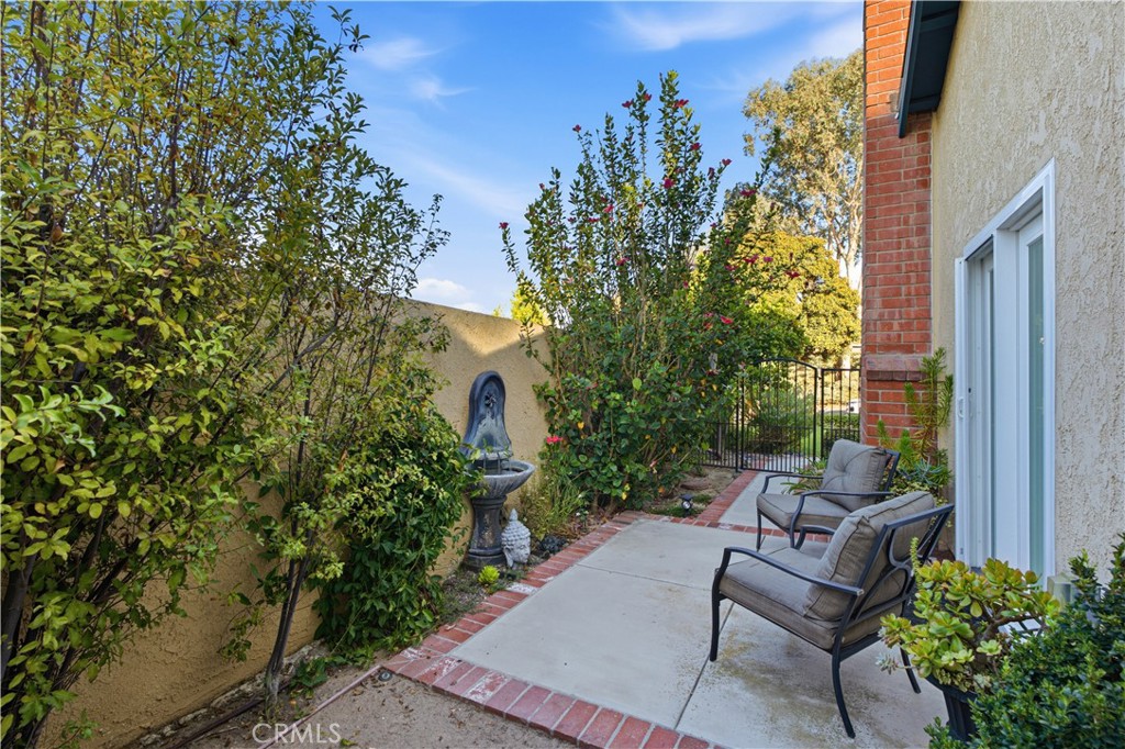 Peaceful side yard off of front living room with water fountain feature. - 23001 Via Santa Maria, Mission Viejo CA 92691 - photo 26