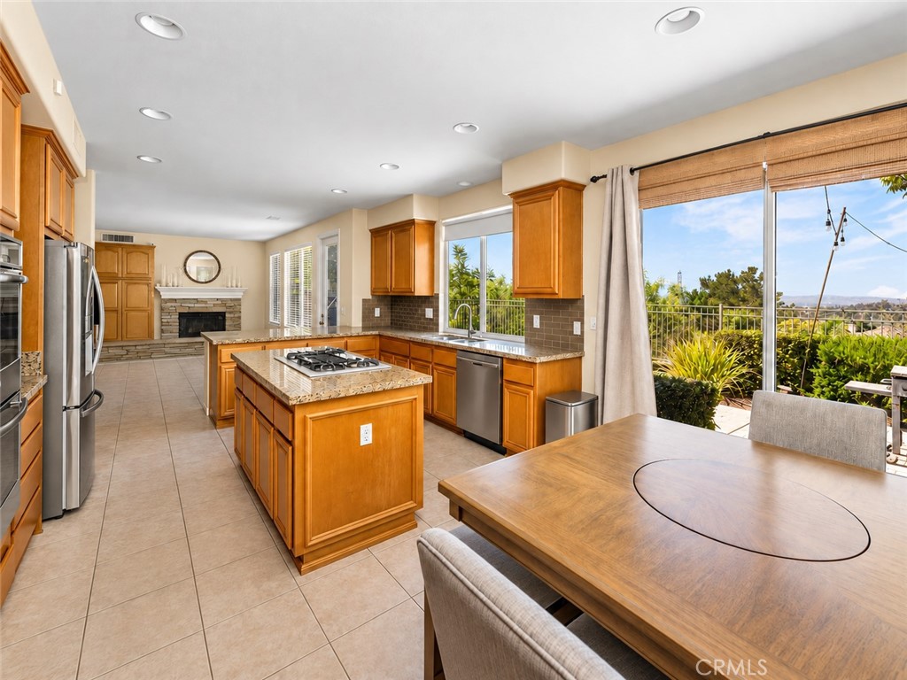Casual dining area off kitchen with patio access. - 23041 Poplar, Mission Viejo CA 92692 - photo 16