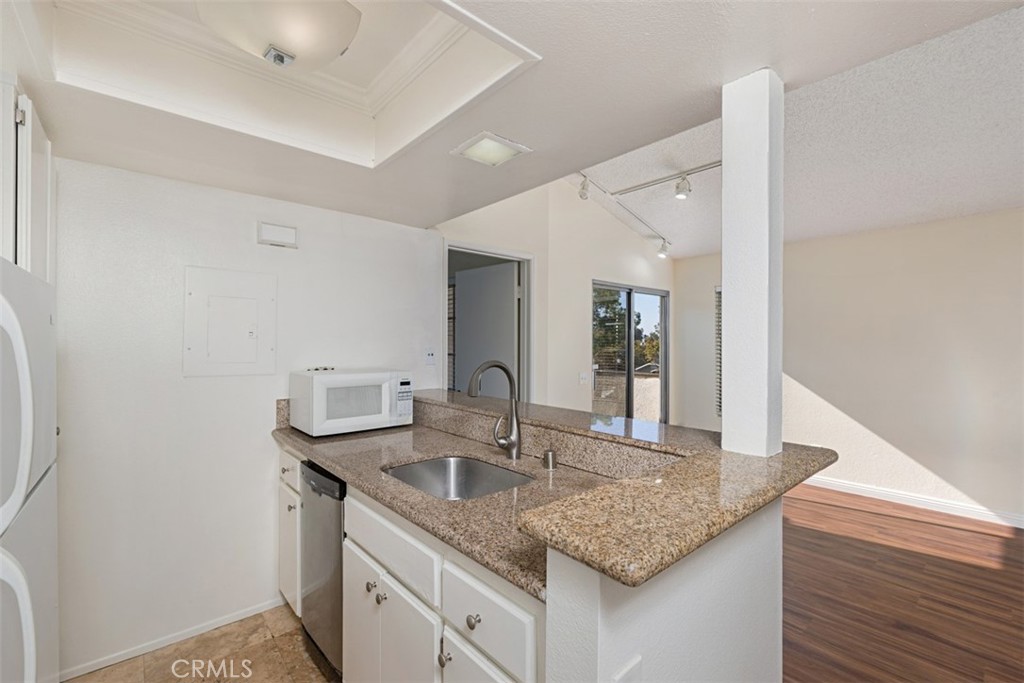 Granite Counter tops. Stainless steel Refrigerator will be install soon - 23335 La Crescenta, Mission Viejo CA 92691 - photo 2