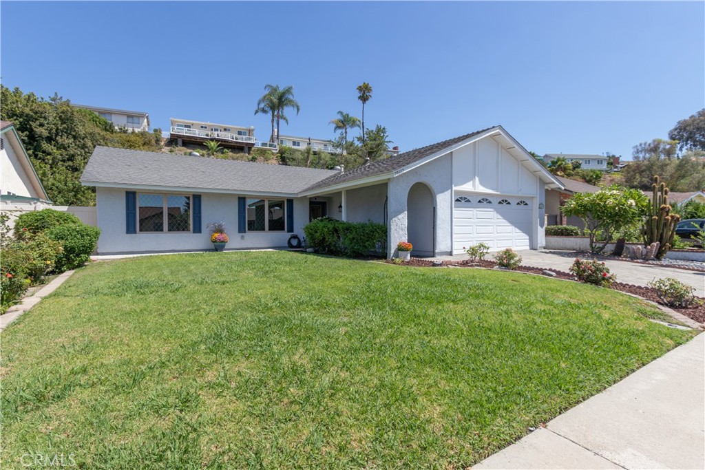 Look at this gorgeous home! Immaculate curb appeal and fantastic location in beautiful Mission Viejo! - 23662 Via San Gil, Mission Viejo CA 92691 - photo 1
