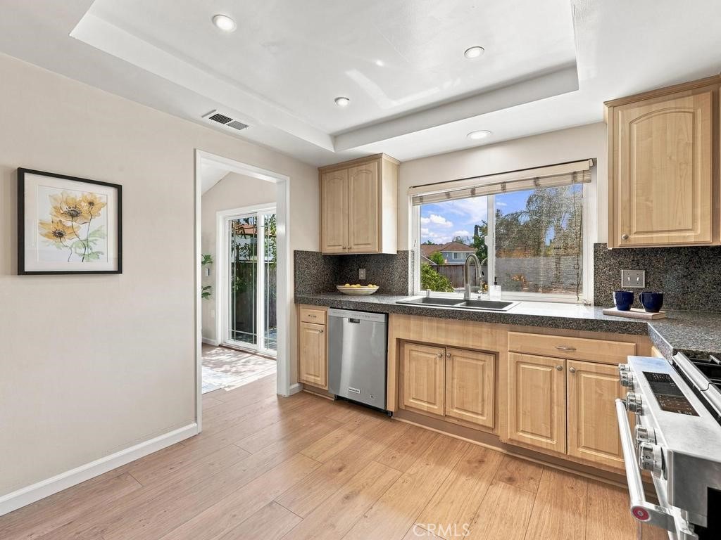 Kitchen overlooking rear yard - 23862 Copenhagen, Mission Viejo CA 92691 - photo 8