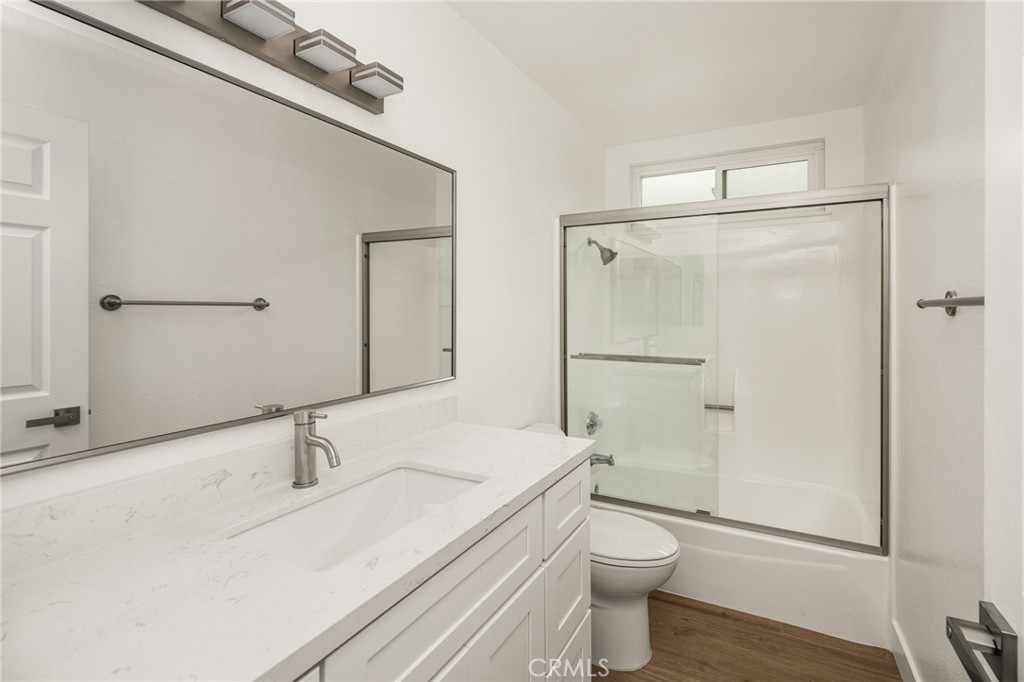 Upstairs hall bathroom - 24112 Zancon, Mission Viejo CA 92692 - photo 23