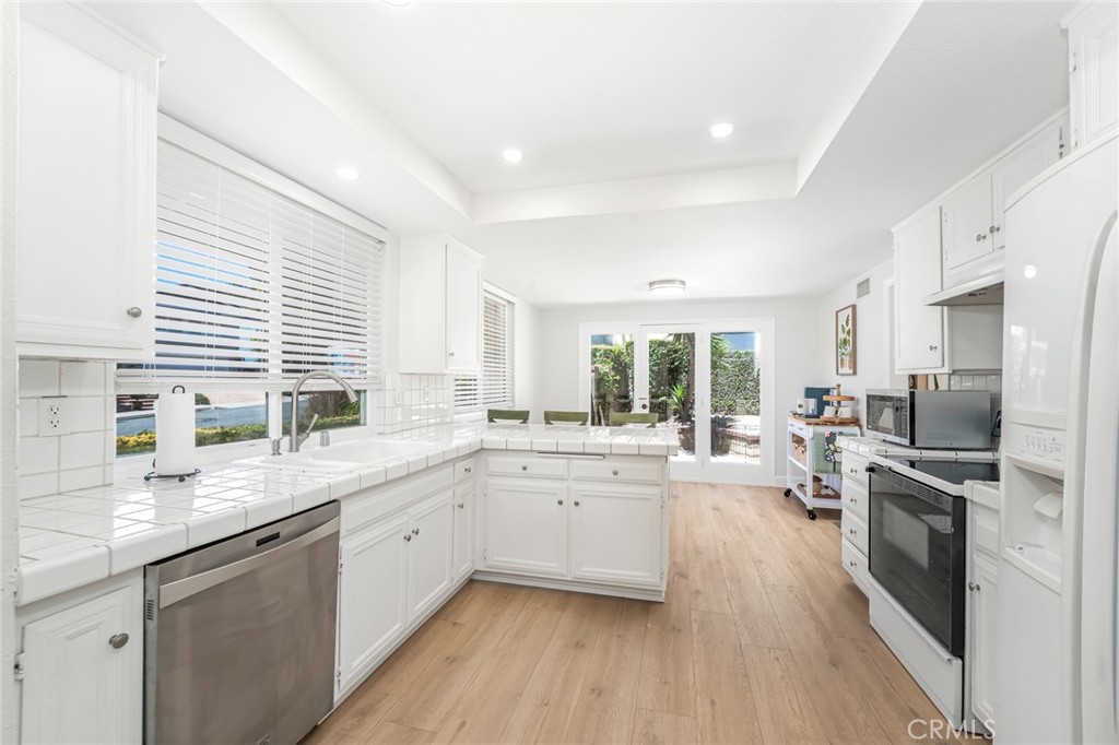 Kitchen - 24686 Venablo, Mission Viejo CA 92691 - photo 15