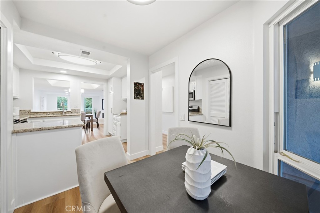 Dining area with arched mirror, view toward the kitchen. - 25911 Blascos 102, Mission Viejo CA 92691 - photo 17