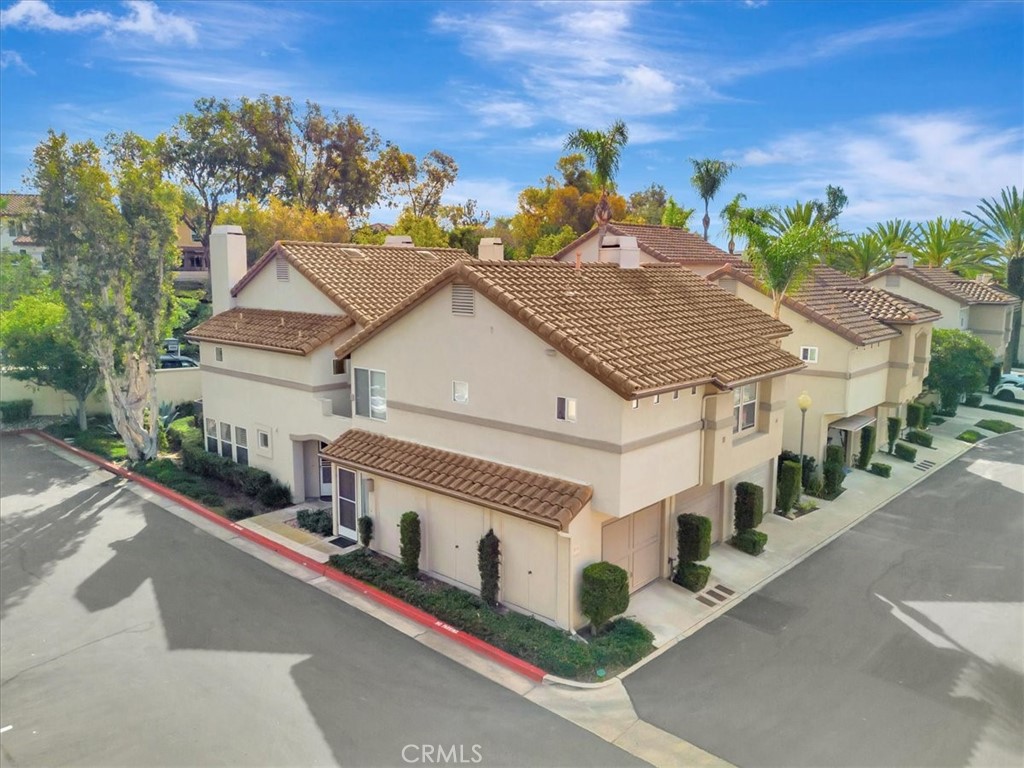 A light-filled, private end-unit where everyday comfort meets the Southern California lifestyle. - 26440 Bautista, Mission Viejo CA 92692 - photo 1
