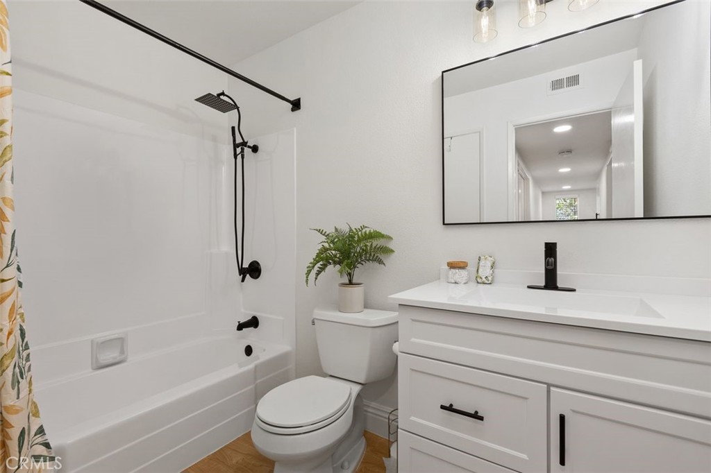Upstairs Bathroom with Newer Quartz Countertop and Hardware - 26495 Via Damasco, Mission Viejo CA 92691 - photo 16