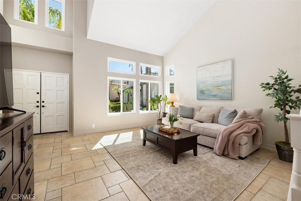 living room - 26535 Mikanos, Mission Viejo CA 92692 - photo 3