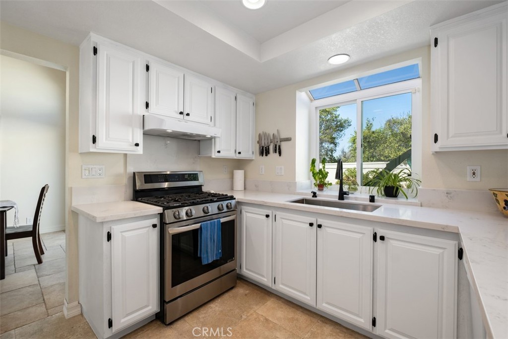 New Quartz kitchen - 26535 Mikanos, Mission Viejo CA 92692 - photo 6