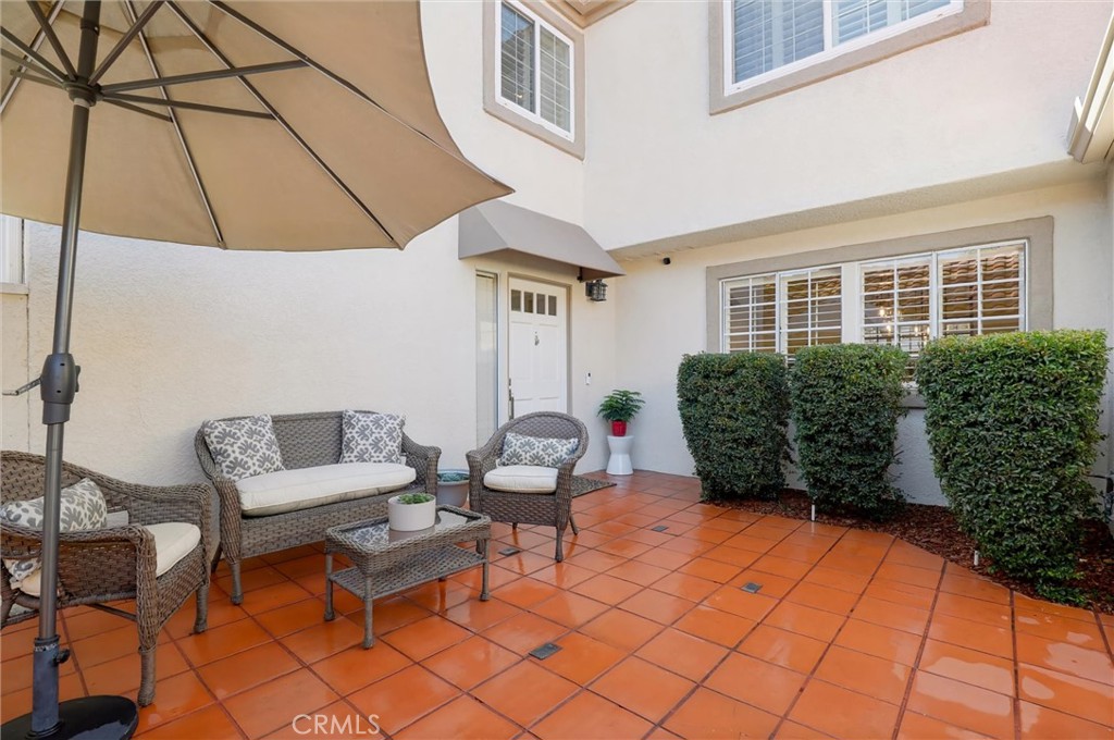 Large gated courtyard - 27938 Carrington, Mission Viejo CA 92692 - photo 2