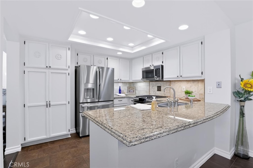 Wrap-around kitchen - 27938 Carrington, Mission Viejo CA 92692 - photo 5