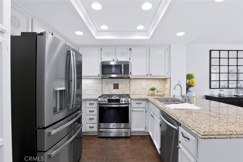 Newer appliances - 27938 Carrington, Mission Viejo CA 92692 - photo 9