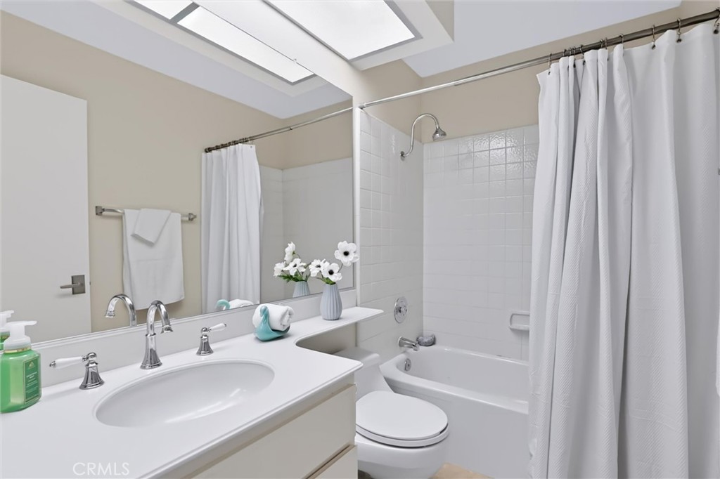 Upstairs guest bath - 27938 Carrington, Mission Viejo CA 92692 - photo 18