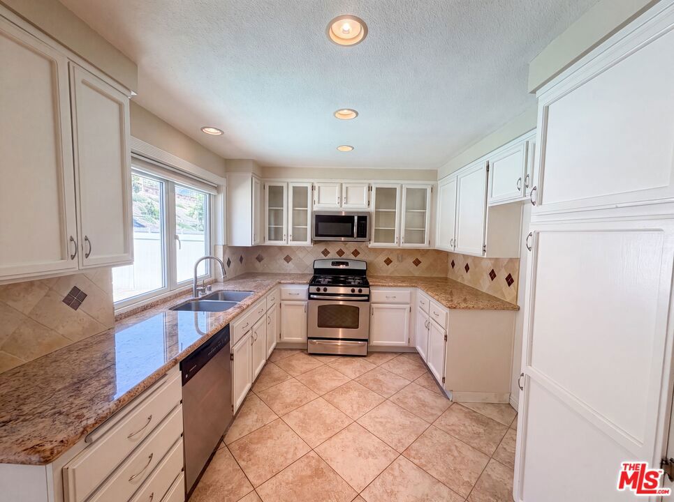 Virtually Staged - 28061 Virginia, Mission Viejo CA 92692 - photo 2