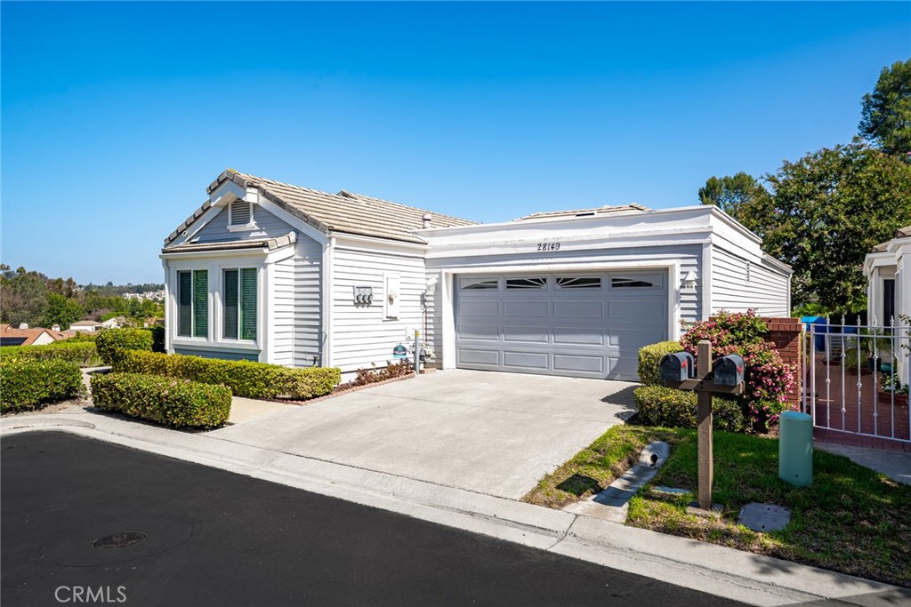 Two car attached garage - 28149 Manchuca, Mission Viejo CA 92692 - photo 2