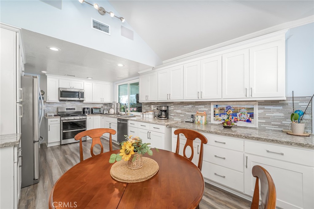 Open kitchen with newer appliances - 28149 Manchuca, Mission Viejo CA 92692 - photo 14