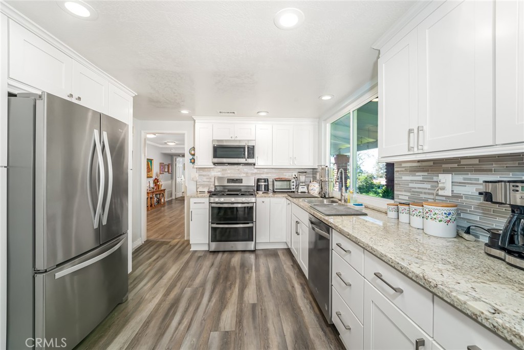 Great kitchen for more than one chef! - 28149 Manchuca, Mission Viejo CA 92692 - photo 16