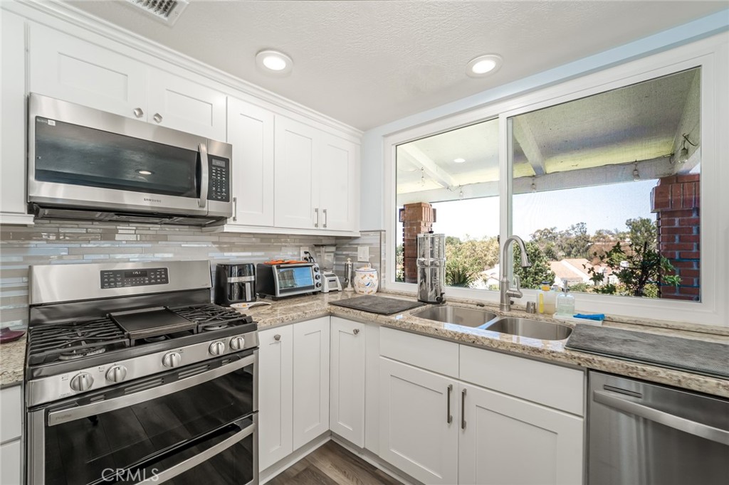 Newer range with double oven/air fryer - 28149 Manchuca, Mission Viejo CA 92692 - photo 17