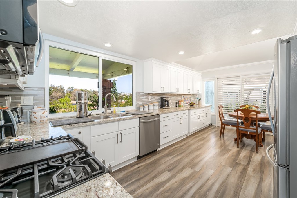 Kitchen access from dining room - 28149 Manchuca, Mission Viejo CA 92692 - photo 18