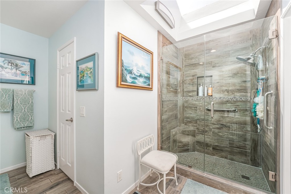 Dressing area with step in shower - 28149 Manchuca, Mission Viejo CA 92692 - photo 22