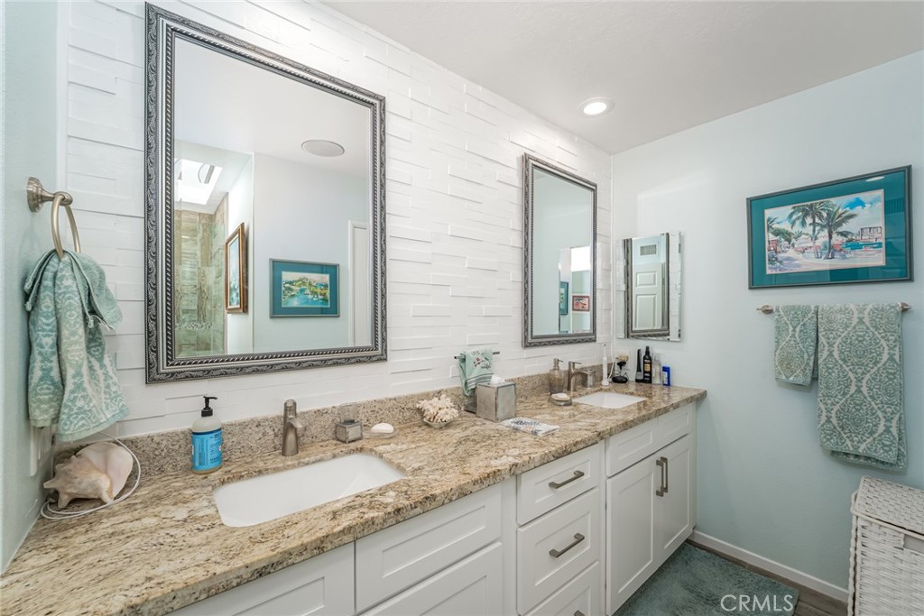 Double vanity, Walk in closet - 28149 Manchuca, Mission Viejo CA 92692 - photo 23