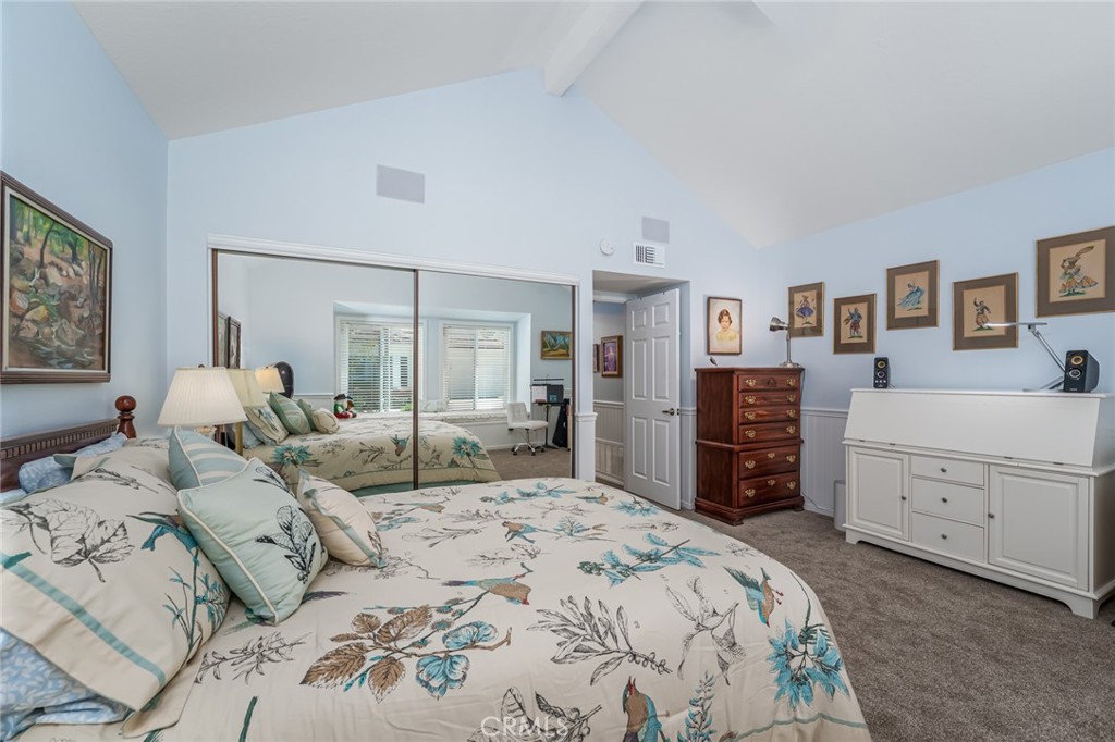 Guest room with large mirrored wardrobe - 28149 Manchuca, Mission Viejo CA 92692 - photo 26