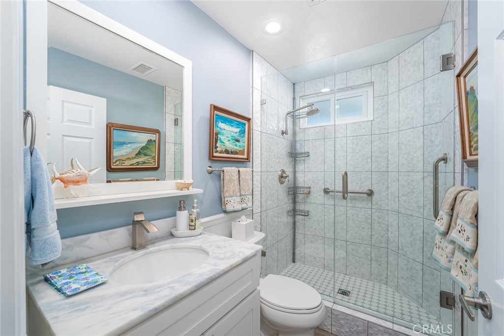 Newer vanity, step in tiled shower - 28149 Manchuca, Mission Viejo CA 92692 - photo 27