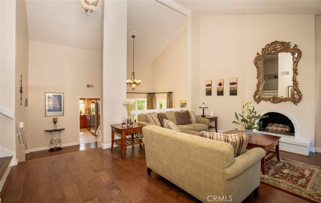 Vaulted ceilings in living room - 28152 Amable, Mission Viejo CA 92692 - photo 4