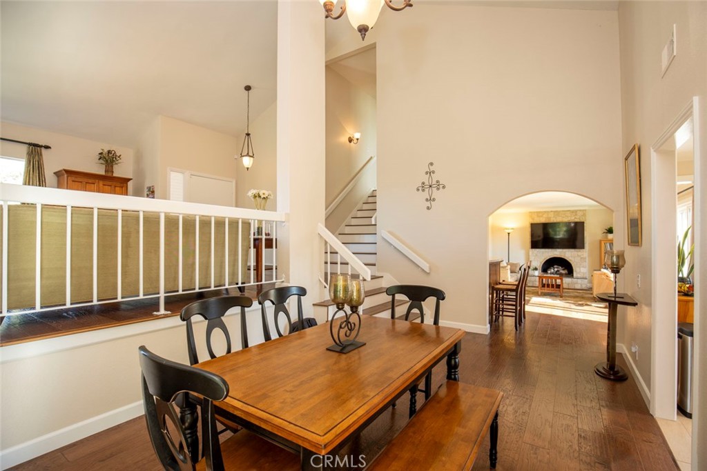 Vaulted ceilings in the dining room - 28152 Amable, Mission Viejo CA 92692 - photo 9