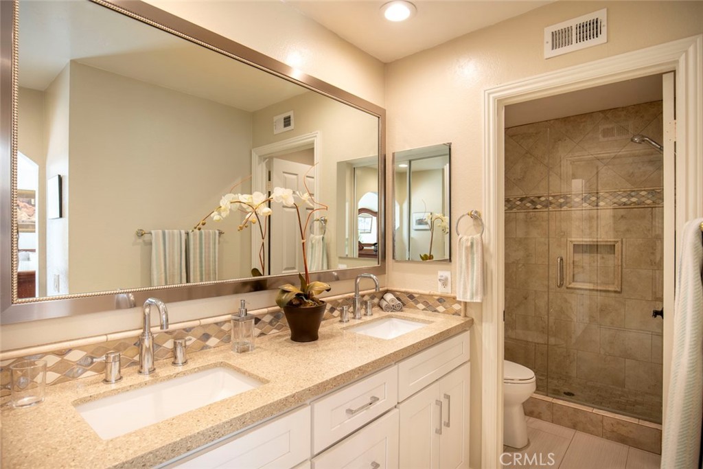 Primary bath with dual vanity - 28152 Amable, Mission Viejo CA 92692 - photo 20
