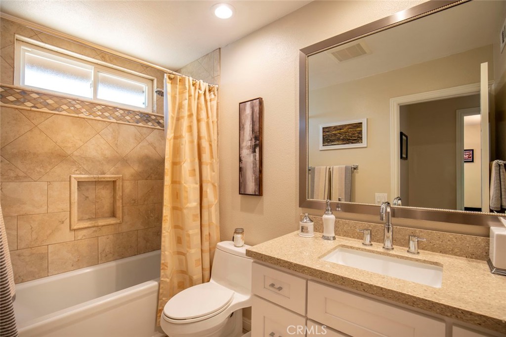 Upstairs hallway bath with tub/shower - 28152 Amable, Mission Viejo CA 92692 - photo 22