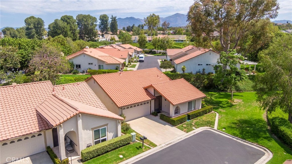 surrounded by greenbelt and away from street noise - 28302 Borgona, Mission Viejo CA 92692 - photo 2