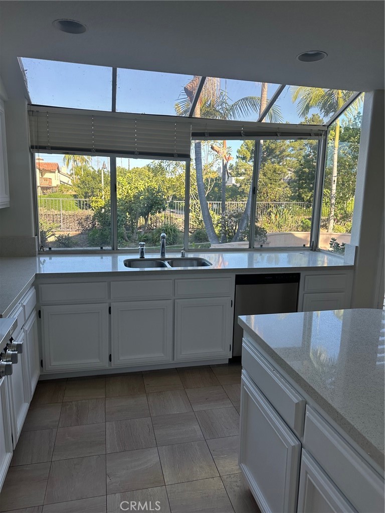 Kitchen with garden window - 28451 Fieldbrook, Mission Viejo CA 92692 - photo 6