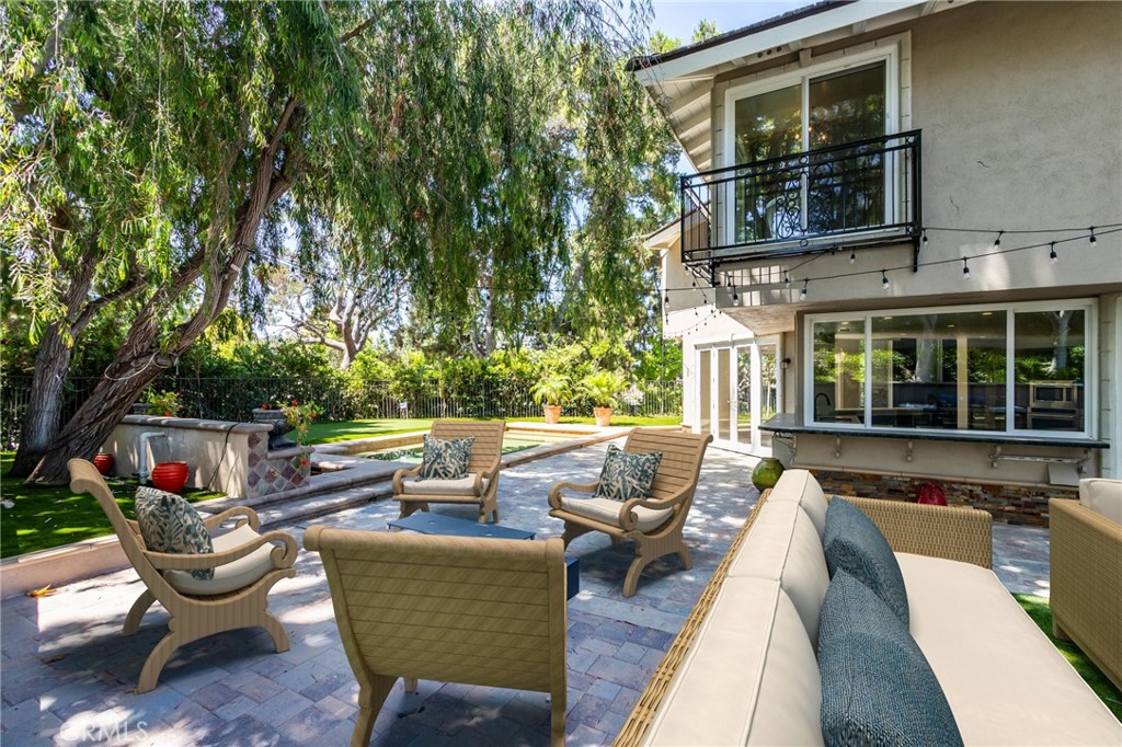 Outdoor sitting Area, - 1 Rue Biarritz, Newport Beach CA 92660 - photo 1