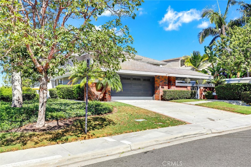Corner lot. No neighbors to the left. - 1 Saint Tropez, Newport Beach CA 92660 - photo 3