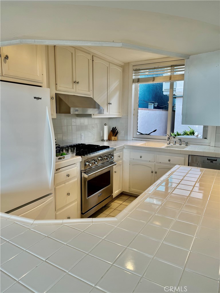 1009 N Bay Front, Newport Beach CA 92662 - photo 9