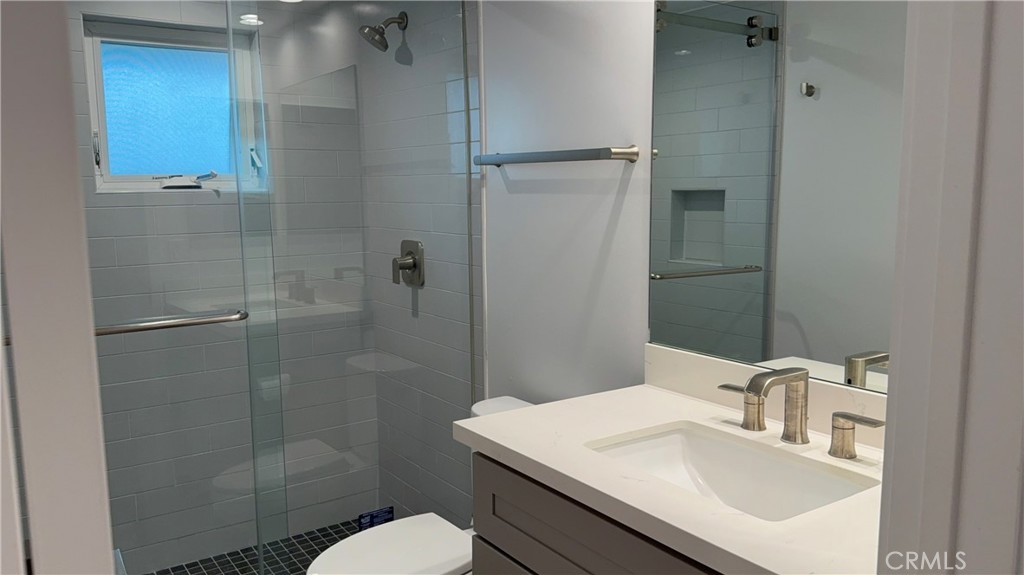 hall bath 1 - 102 Via Antibes, Newport Beach CA 92663 - photo 5