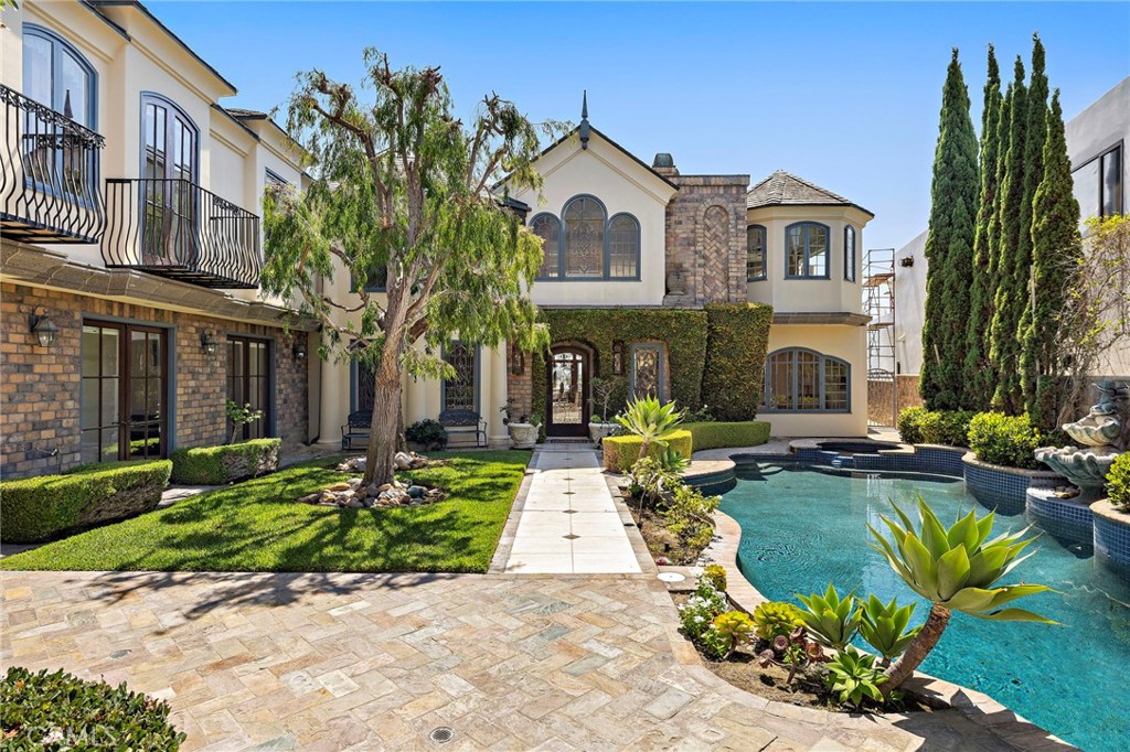 Courtyard View of the entryway - 108 Kings Place, Newport Beach CA 92663 - photo 5