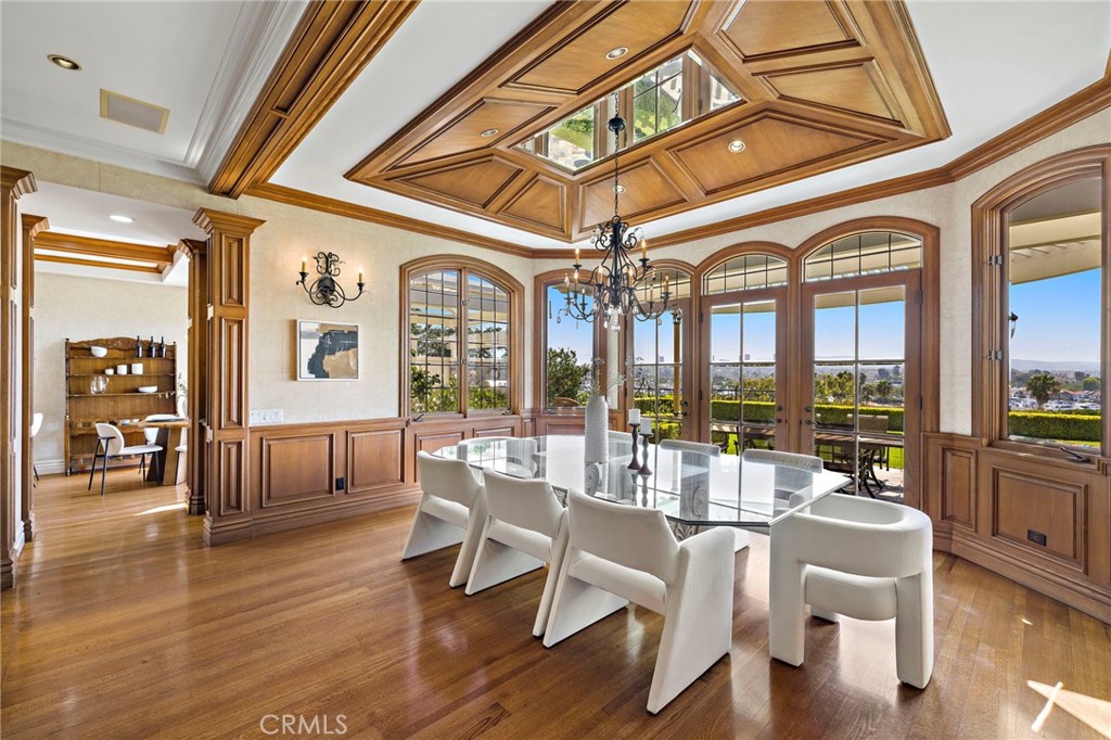 Dining area looking towards the bay - 108 Kings Place, Newport Beach CA 92663 - photo 11